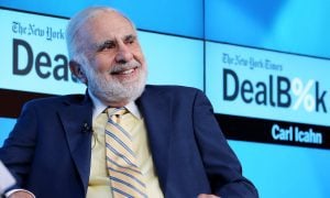 An image of the investor Carl Icahn wearing a blue suit and yellow shirt and tie