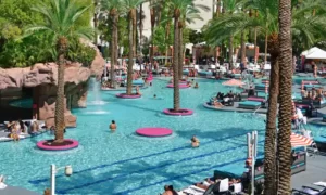 Gamble-By-The-Pool-At-These-Five-Las-Vegas-Casinos-760x400