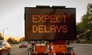 a construction sign that says expect delays