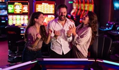 Industry piece argues that retail casinos still have an edger over online casinos.