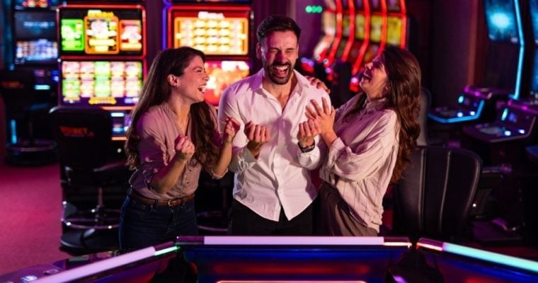 Industry piece argues that retail casinos still have an edger over online casinos.
