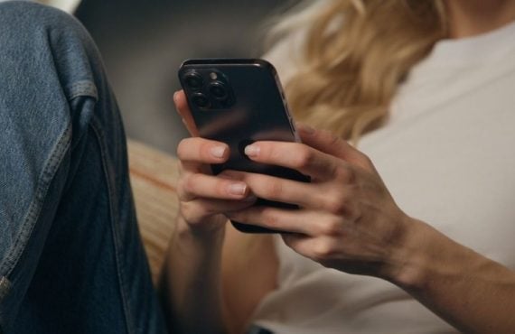 Online Gambling Growth Tied to Rising Problem Gambling Cases Among Women